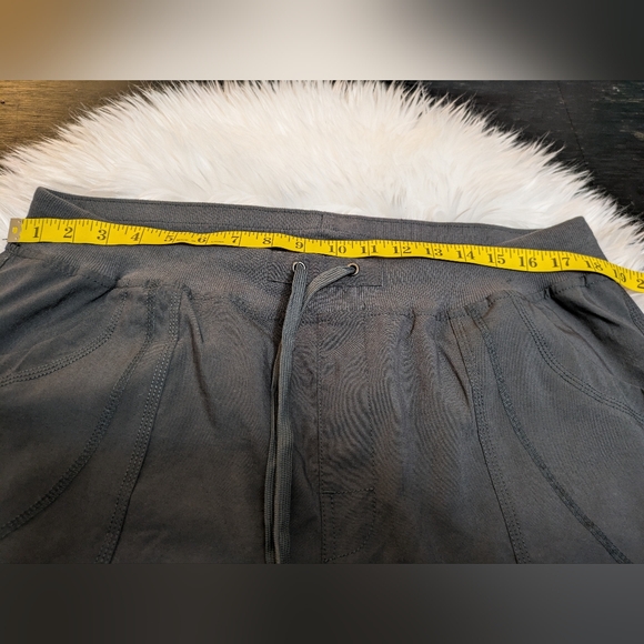 TBY Travels Better With You Women's Plus Gray Cargo Capri Pants. NWT Size 2XL - Picture 9 of 10